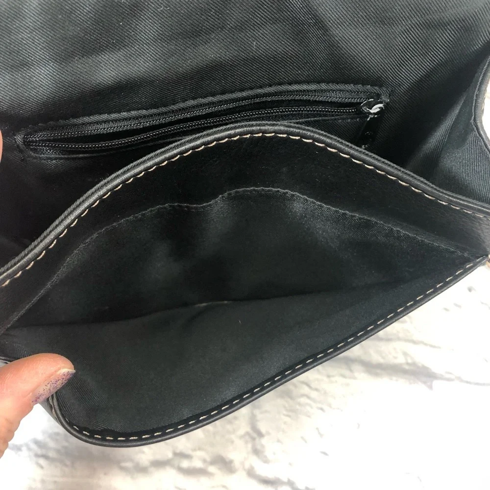 Fossil Vintage Leather Crossbody Shoulder Bag. Black pockets Zip Snap close